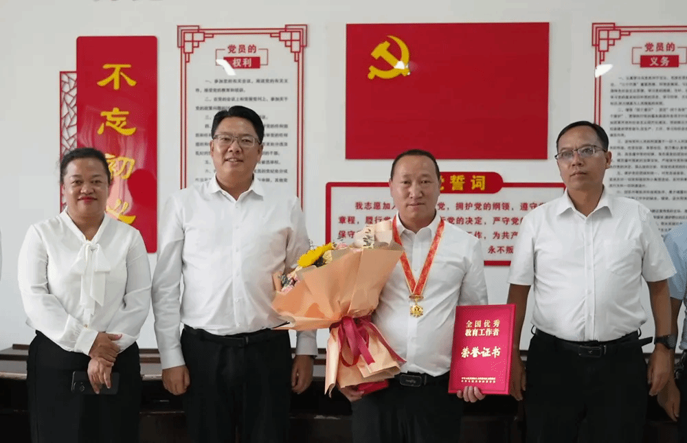唐兴平到县职业技术学校开展慰问活动